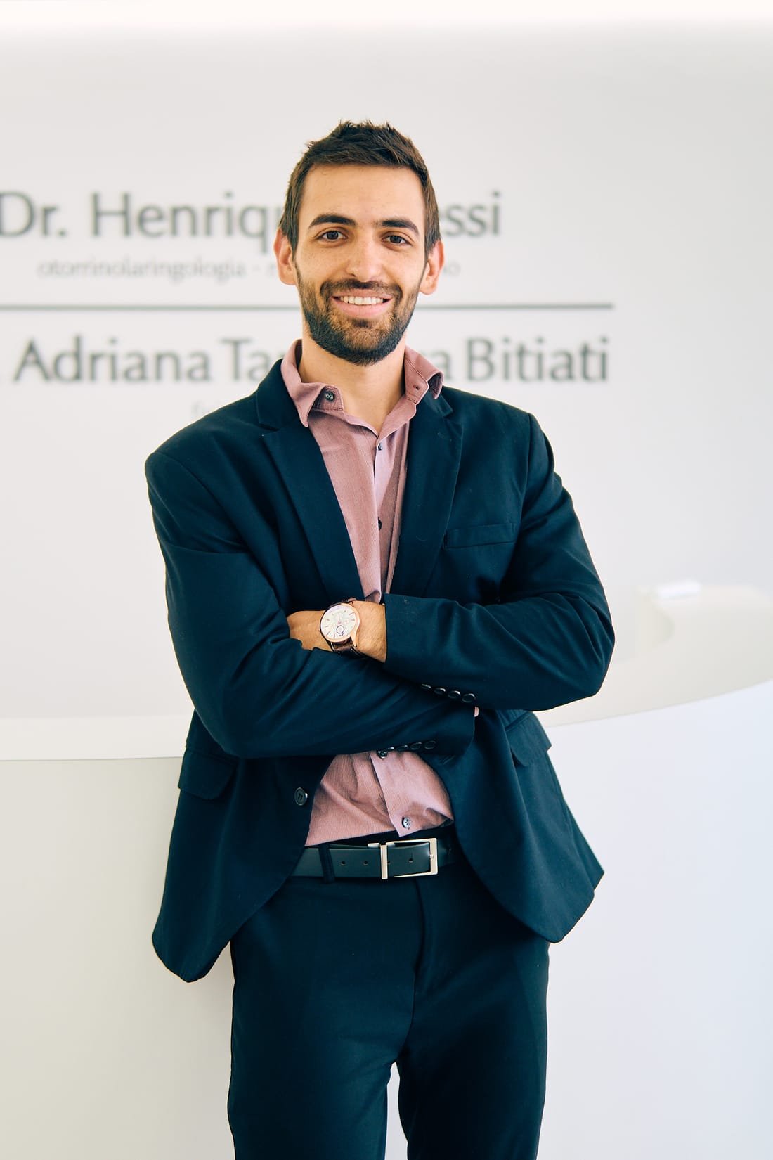 Dr. Henrique Alessi, otorrinolaringologista em Botucatu, na recepção do consultório