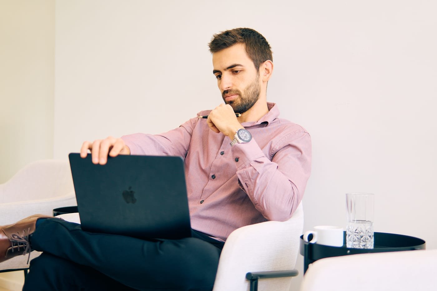 Dr. Henrique Alessi revisando informações no notebook