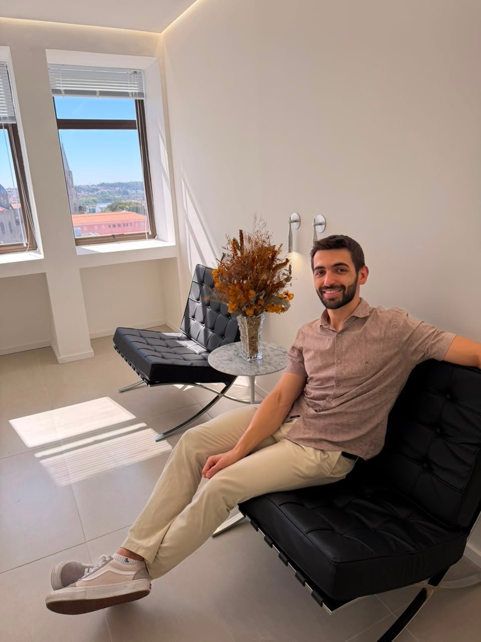 Dr. Henrique Alessi na área de recepção do consultório